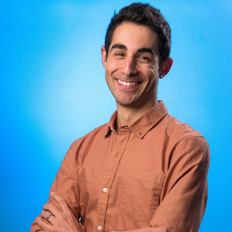Nacho Encinas, mentor de comunicación, sonriendo
