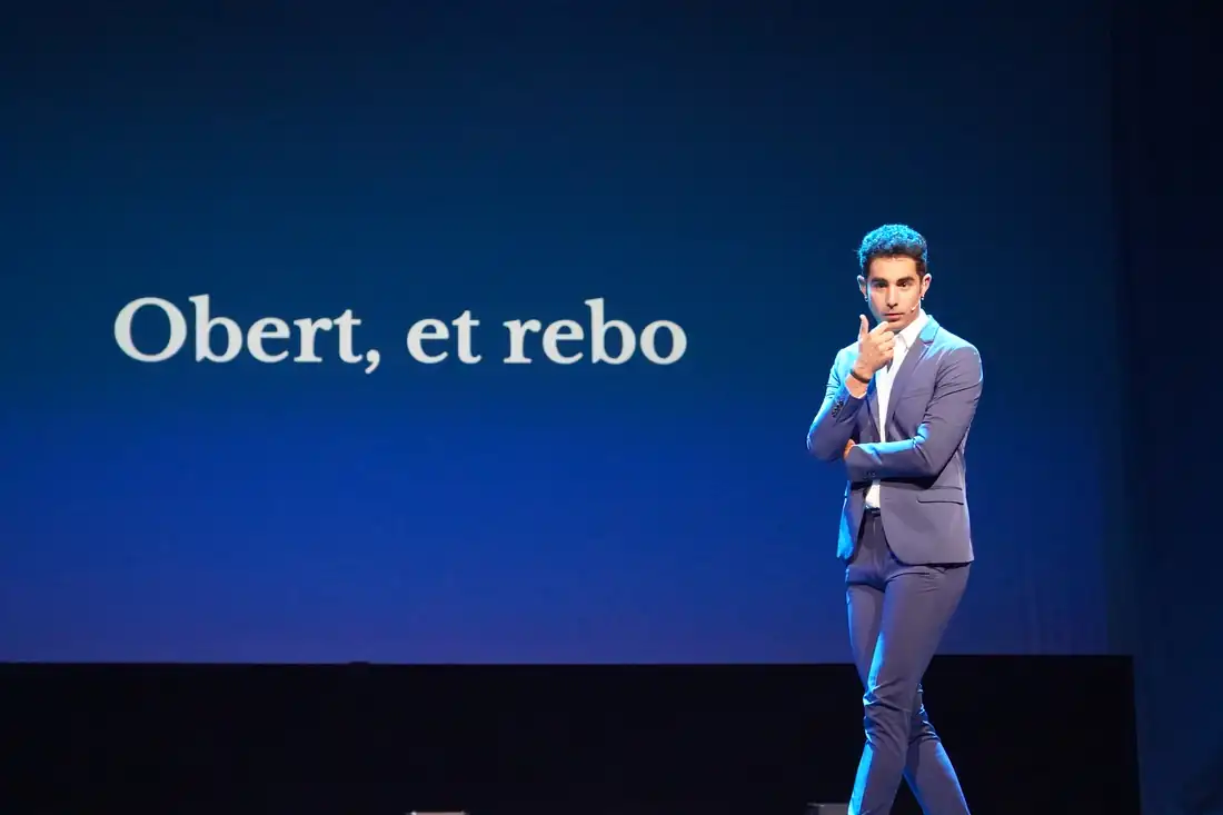Nacho Encinas en Jugant amb les paraules, con la frase Obert, et rebo en pantalla