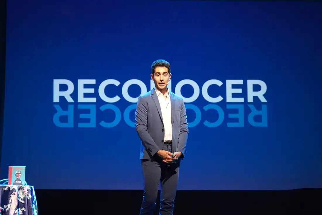 Nacho Encinas en Jugant amb les paraules con la palabra Reconocer proyectada